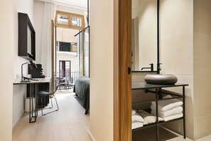 Quarto casal standard, sacada | Banheiro | Produtos de toalete grátis, secador de cabelo, roupões de banho