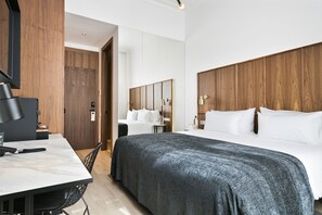 Minibar, in-room safe, desk, soundproofing - Yurbban Passage Hotel & Spa (Barcelona)