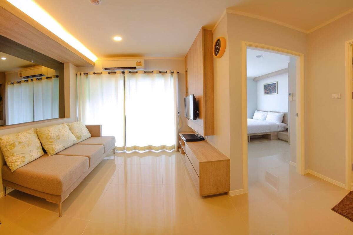 32-inch flat-screen TV with cable channels, TV