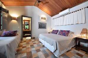 Habitación triple Confort, patio, en el área del jardín | Minibar, caja de seguridad en la habitación y escritorio 