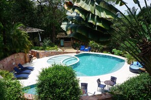 Alberca al aire libre y camastros 