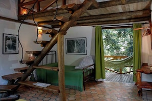 Rom – superior, terrasse, hageområde | Minibar, safe på rommet, skrivebord og blendingsgardiner