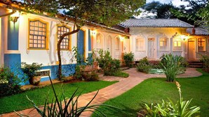 Une maison traditionnelle avec un toit en tuiles, un chemin pavé et un jardin bien entretenu.
