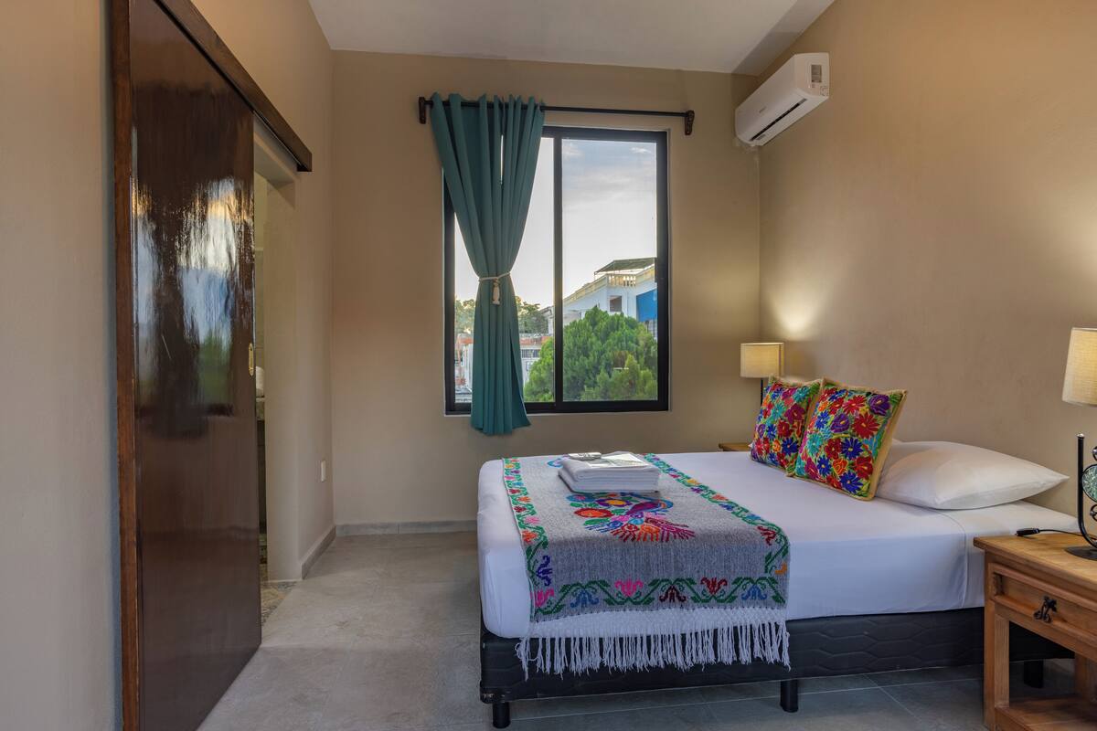 1 kamar tidur, minibar, dan didekorasi berbeda-beda
