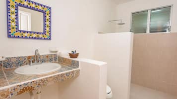 Standard Double Room | Bathroom | Shower, free toiletries, towels