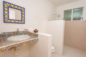 Standard Double Room | Banheiro | Chuveiro, produtos de toalete grátis, toalhas de banho 