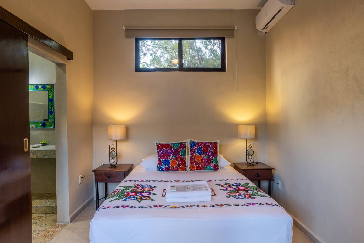 1 kamar tidur, minibar, dan didekorasi berbeda-beda
