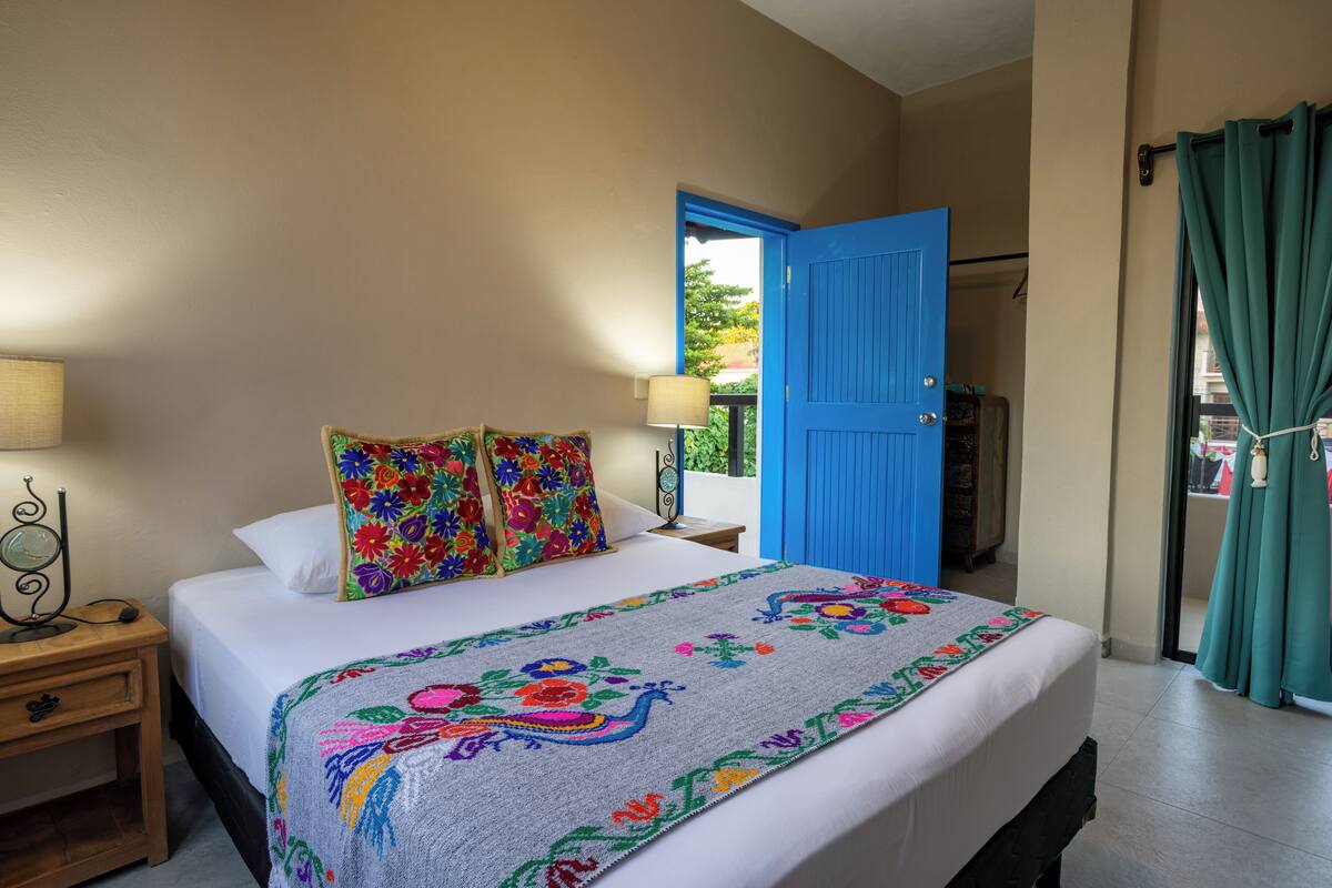 1 kamar tidur, minibar, dan didekorasi berbeda-beda