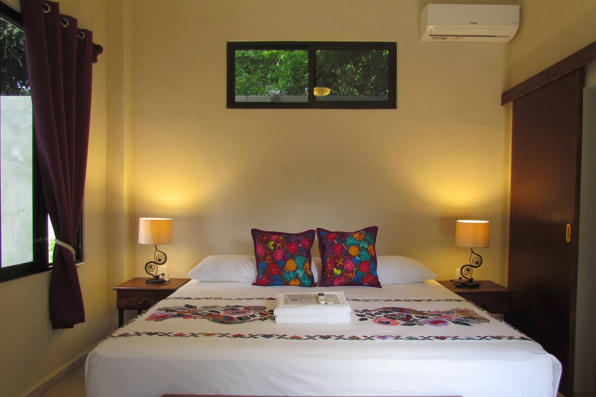 Standard King Room | Frigobar, individualmente decorados, individualmente mobiliados