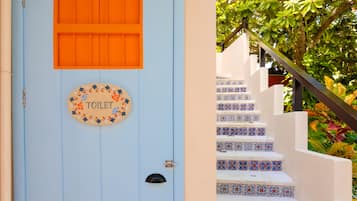 Ducha, artículos de higiene personal gratuitos y toallas