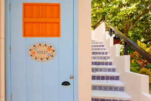 Douche, articles de toilette gratuits, serviettes fournies