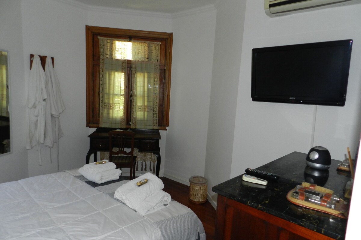 Deluxe-Doppelzimmer, eigenes Bad, Turm | Italienische Bettbezüge von Frette, Daunenbettdecken, Zimmersafe