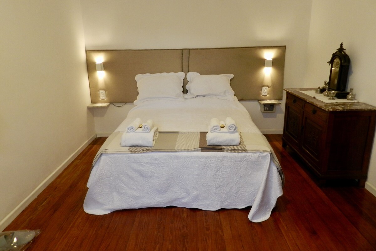 Deluxe-Dreibettzimmer, eigenes Bad | Italienische Bettbezüge von Frette, Daunenbettdecken, Zimmersafe