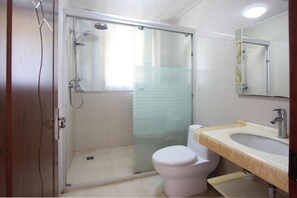 Suihku, ilmaiset hygieniatuotteet, tohvelit, pyyhkeet