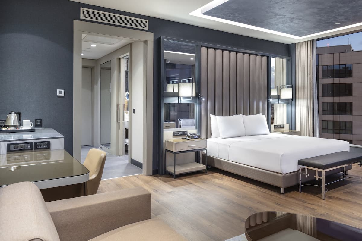 Corner Room with Sea View | 低過敏寢具、迷你吧、客房內保險箱、書桌