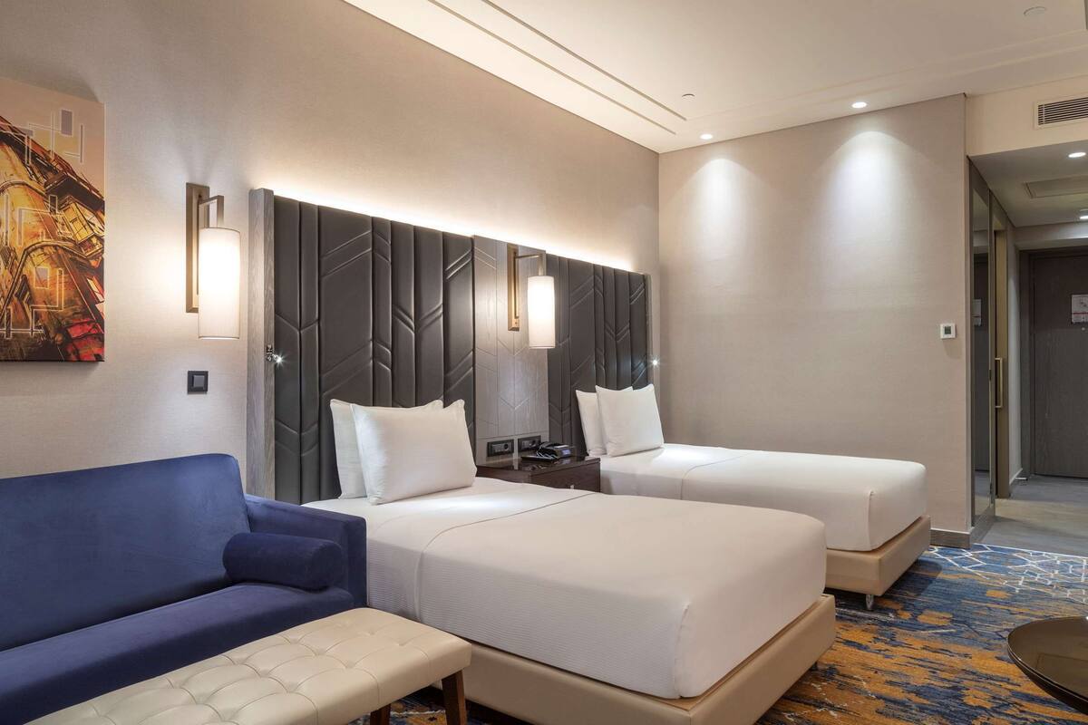 Twin Deluxe Room with Sea View | 低過敏寢具、迷你吧、客房內保險箱、書桌