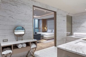 Presidential Suite | Bathroom | Free toiletries, hair dryer, bathrobes, slippers - Hilton Istanbul Bakirkoy (Istanbul)