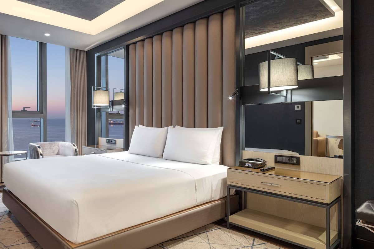 One Bedroom Suite with Sea View | 低過敏寢具、迷你吧、客房內保險箱、書桌