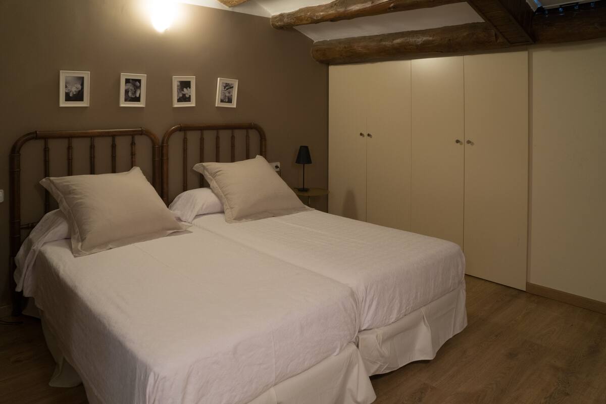 Tremannsrom (Llebre) | Sengetøy av topp kvalitet, minibar og barnesenger (inkludert)