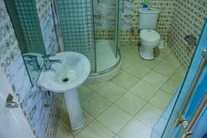Presidential Suite | Bathroom | Shower, hair dryer, towels