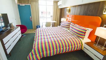 Schreibtisch, BĂŒgeleisen/BĂŒgelbrett, BettwĂ€sche