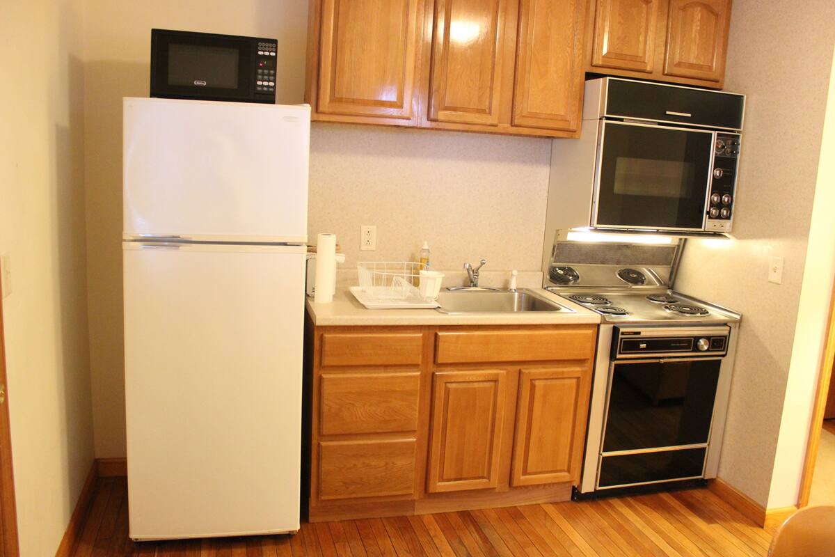 family unit #34 (superior) with kitchen, pet friendly | private kitchen | fridge, microwave
