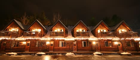 Voorkant accommodatie - avond/nacht