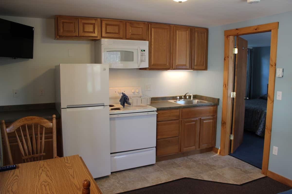 family unit #17 (deluxe family) with kitchen | private kitchen | fridge, microwave