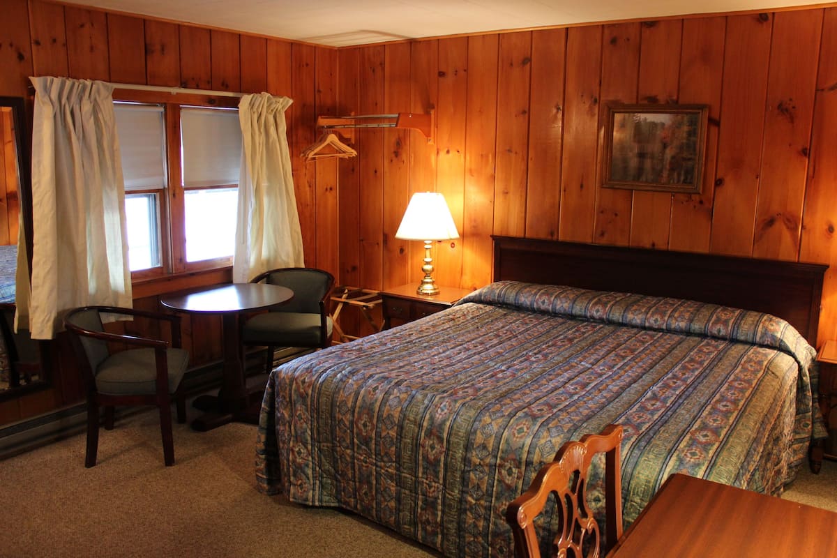 Country Pine 1 King (Economy) Pet Friendly | Individuel indretning, skrivebord, arbejdsområde til bærbare computere