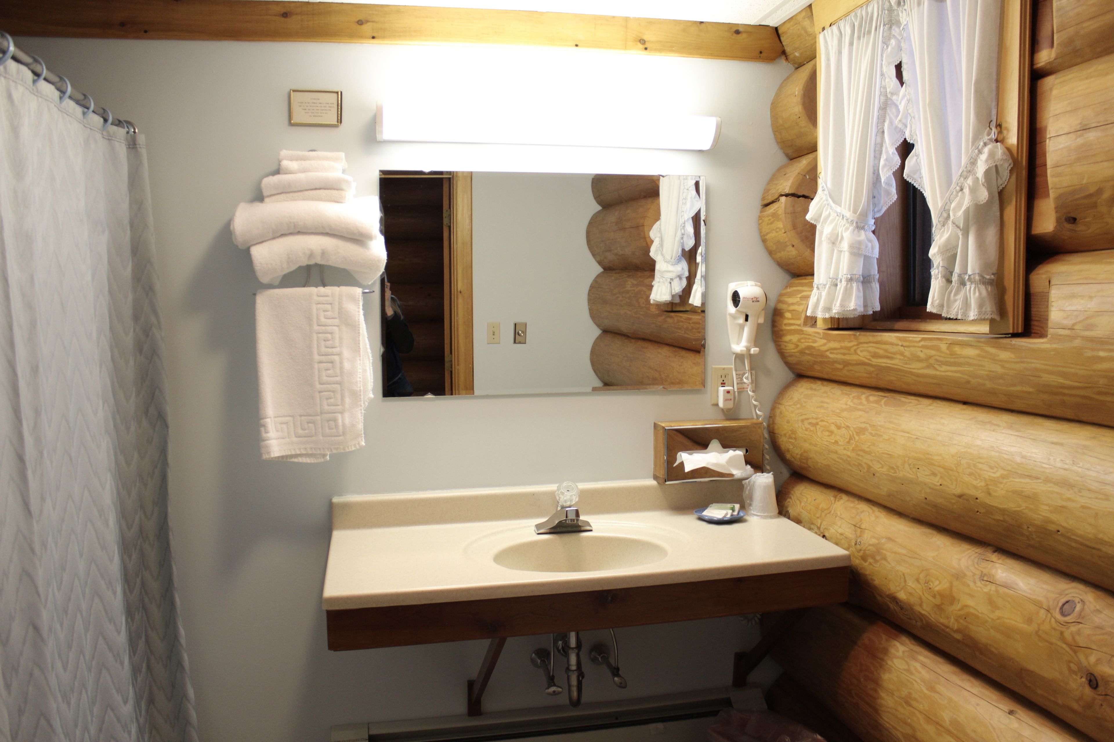 log room 1 king (deluxe w/sleeper sofa) | bathroom | combined shower/bathtub, free toiletries, hair dryer, towels
