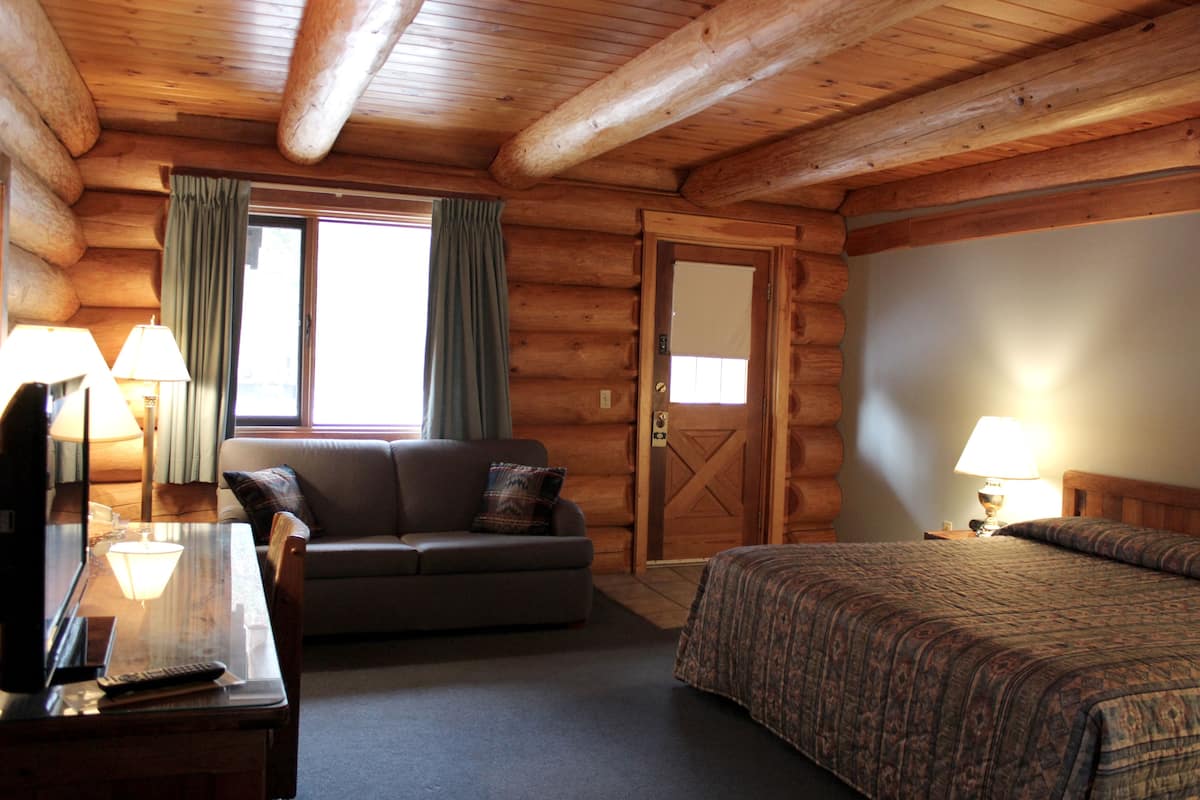 Log Room 1 King (Deluxe w/Sleeper Sofa) | Individuel indretning, skrivebord, arbejdsområde til bærbare computere