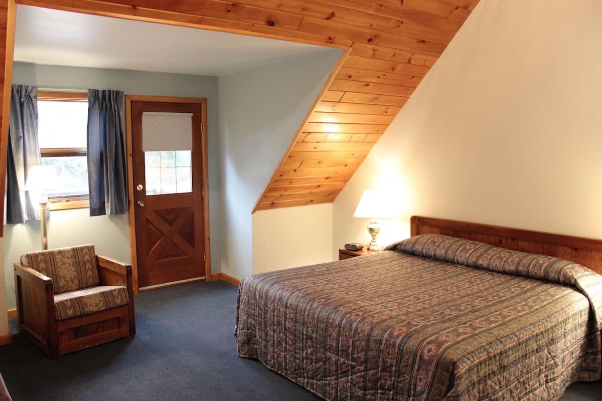 Log Room 1 King (Deluxe w/Balcony) | Individuel indretning, skrivebord, arbejdsområde til bærbare computere