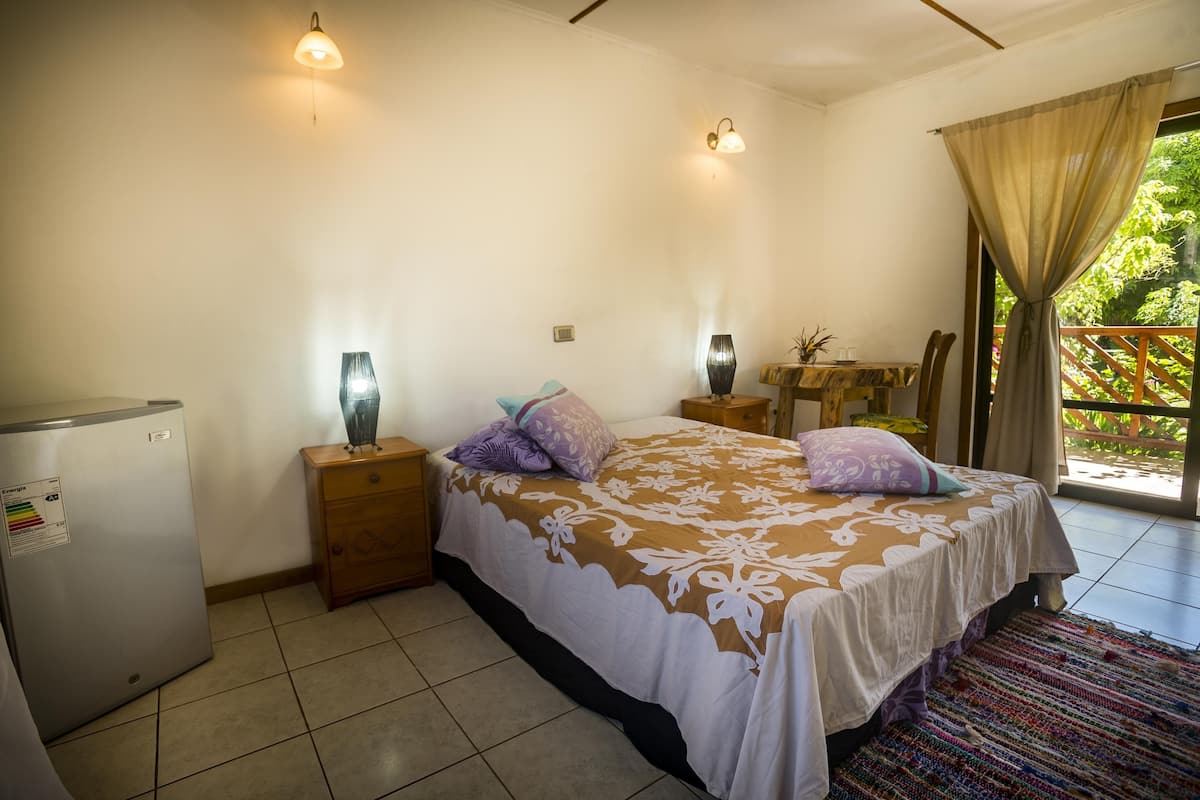 Habitación doble estándar, 1 cama matrimonial | Escritorio y camas extra