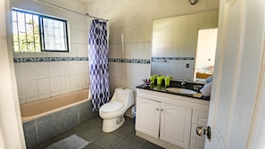 Chambre Standard double, 1 lit double | Salle de bain | Ensemble baignoire-douche, baignoire profonde, serviettes fournies