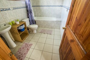Habitació amb dos llits individuals estàndard, 2 llits individuals | Bany | Combinació de dutxa i banyera, banyera profunda i tovalloles 