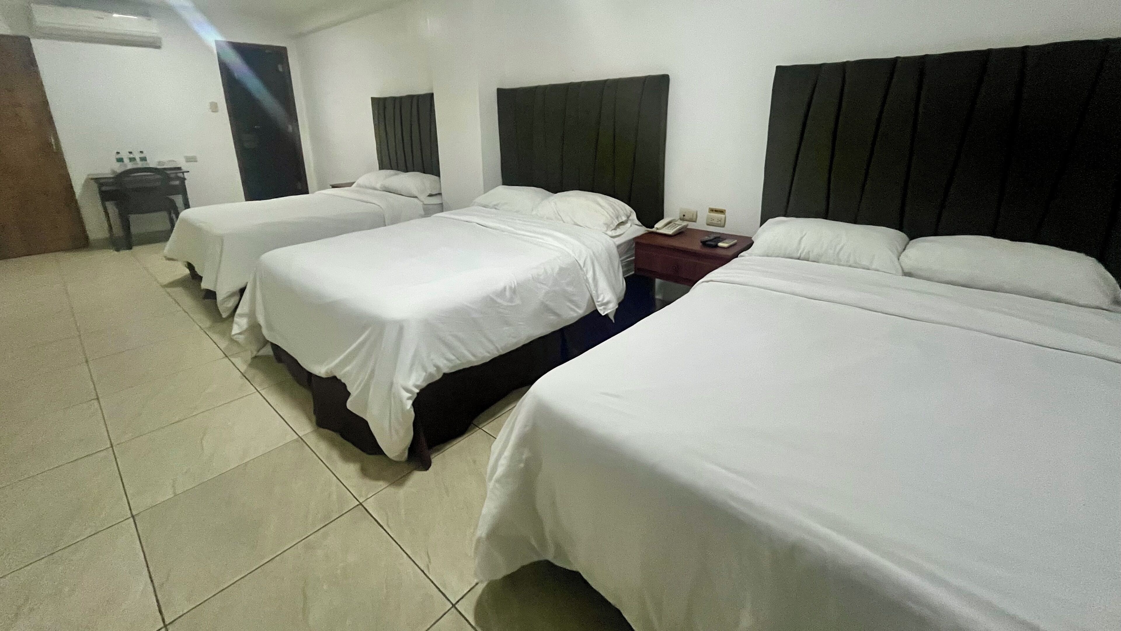 Quarto triplo | Cofres nos quartos, escrivaninha, cortinas blackout