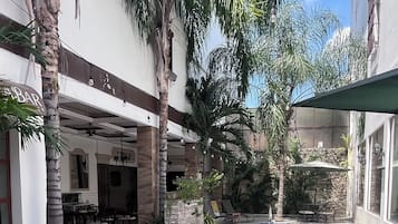 Hồ bơi ngoài trời, ghế dài tắm nắng