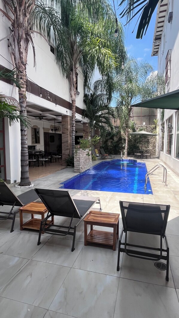 สระว่ายน้ำกลางแจ้ง, เก้าอี้อาบแดดริมสระ