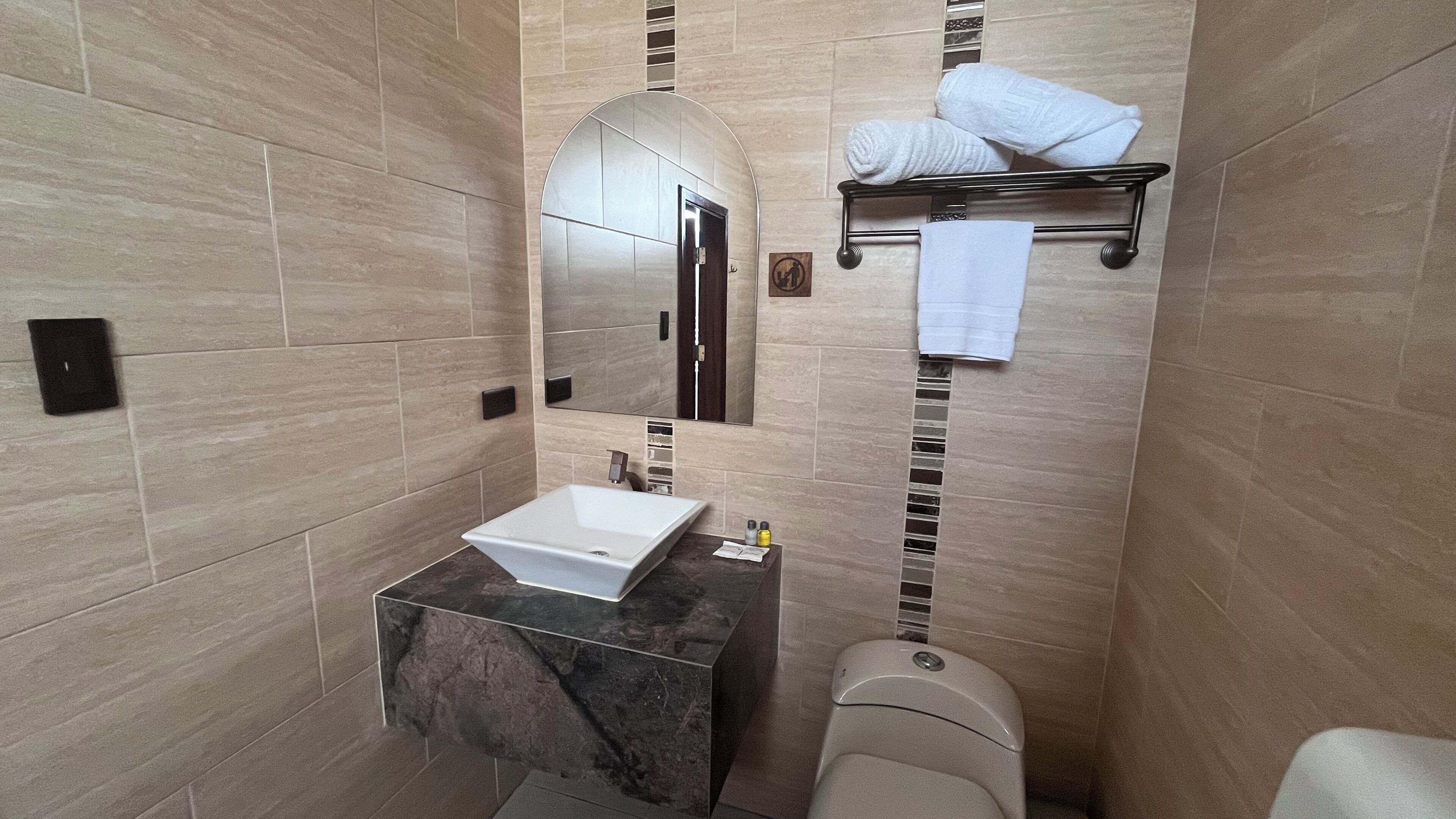 double room, 1 queen bed | bathroom | shower, free toiletries, towels