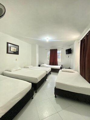 Tabla de planchar con plancha, wifi gratis y ropa de cama