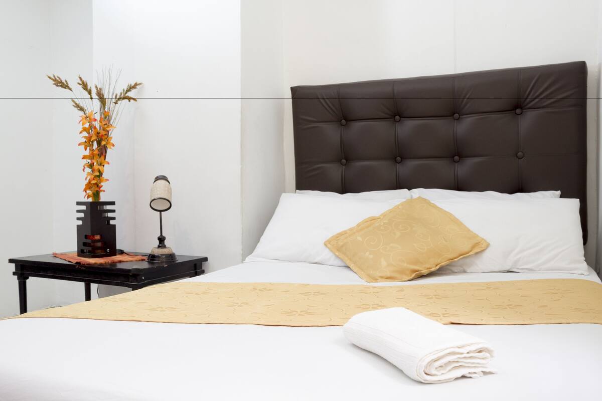 Tabla de planchar con plancha, wifi gratis y ropa de cama