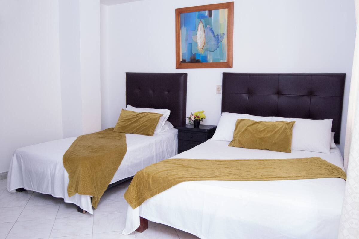 Tabla de planchar con plancha, wifi gratis y ropa de cama