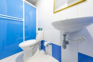 Quarto família | Banheiro | Chuveiro, chuveiro com efeito de chuva, toalhas de banho, sabonete