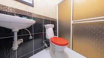 Quadruple Room | Bathroom | Shower, rainfall showerhead, towels, soap