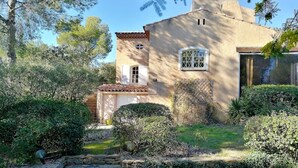A two-story building with a stone wall and a small garden area in front. - Villa Dourmidou · Heated pool · Bandol wine region · Near beaches (La Cadière-D'azur)