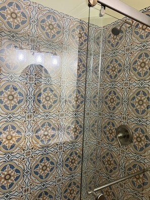 Bañera con ducha, secador de pelo, toallas, jabón