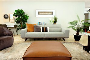 Smart TV - Villa Maxine Retreat: Mountainview Pool Near Airport (Guaynabo)