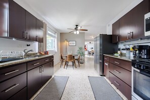 Réfrigérateur, four à micro-ondes, un four, surface de cuisson