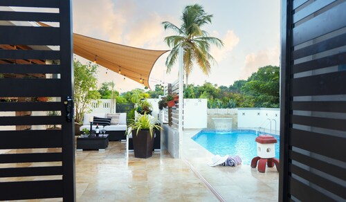 Villa Maxine Retreat: Mountainview Pool Near San Juan Airport