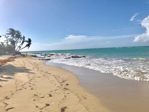 Sulla spiaggia, lettini da mare, teli da spiaggia